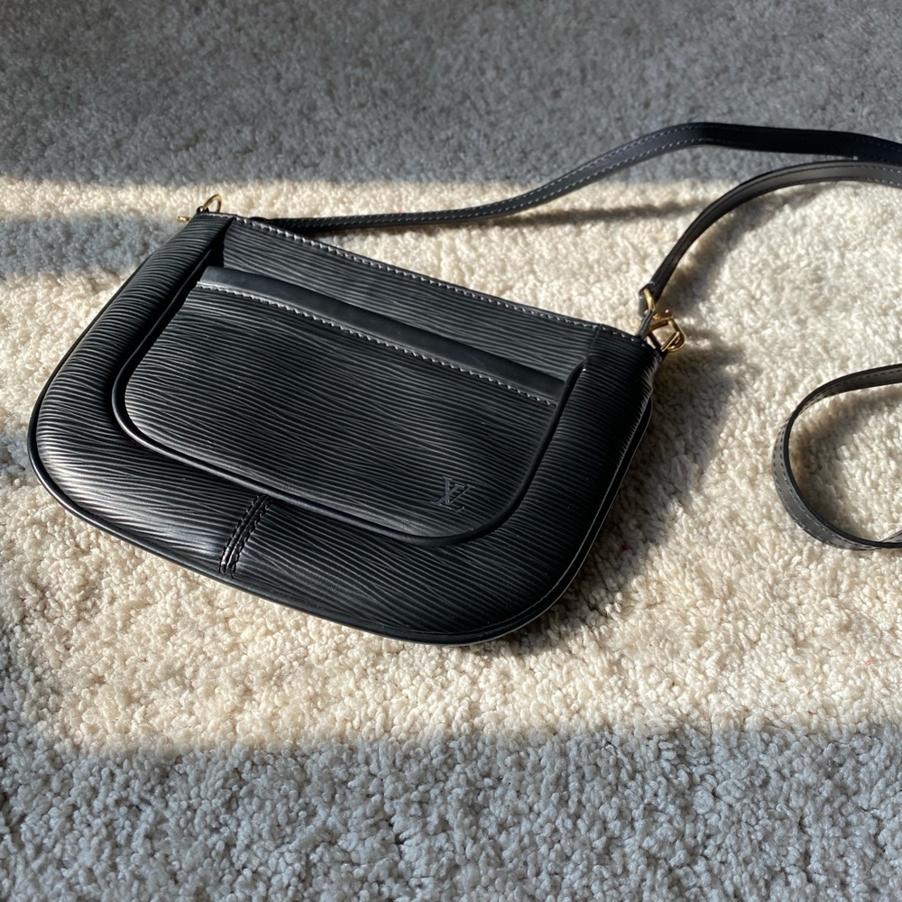 Louis Vuitton Black Epi Leather Sarvanga Crossbody Clutch Bag - Picture 2 of 15